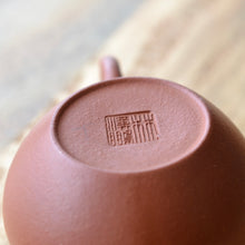 Load image into Gallery viewer, Demo Zhuni Yuzhenzhiwan Yixing Teapot 朱泥玉珍之玩 125ml

