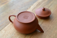 Load image into Gallery viewer, Used Zhuni Shuiping Yixing Teapot by Gu Yanxin 顾燕新朱泥水平 140ml
