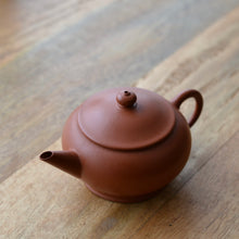 Load image into Gallery viewer, Used Zhuni Shuiping Yixing Teapot by Gu Yanxin 顾燕新朱泥水平 140ml

