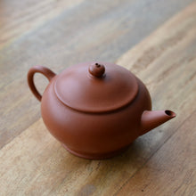 Load image into Gallery viewer, Used Zhuni Shuiping Yixing Teapot by Gu Yanxin 顾燕新朱泥水平 140ml
