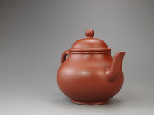 Load image into Gallery viewer, Fully Handmade Zhuni Pear Yixing Teapot by Huang Youming 黄友明全手工朱泥梨形壶 125ml
