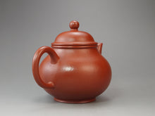 Load image into Gallery viewer, Fully Handmade Zhuni Pear Yixing Teapot by Huang Youming 黄友明全手工朱泥梨形壶 125ml
