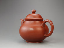 Load image into Gallery viewer, Fully Handmade Zhuni Pear Yixing Teapot by Huang Youming 黄友明全手工朱泥梨形壶 125ml
