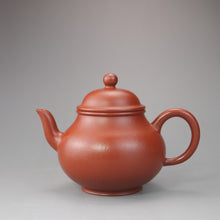 Load image into Gallery viewer, Fully Handmade Zhuni Pear Yixing Teapot by Huang Youming 黄友明全手工朱泥梨形壶 125ml
