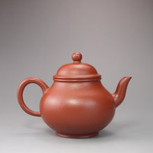 Load image into Gallery viewer, Fully Handmade Zhuni Pear Yixing Teapot by Huang Youming 黄友明全手工朱泥梨形壶 125ml
