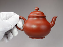 Load image into Gallery viewer, Fully Handmade Zhuni Pear Yixing Teapot by Huang Youming 黄友明全手工朱泥梨形壶 125ml
