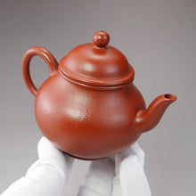 Load image into Gallery viewer, Fully Handmade Zhuni Pear Yixing Teapot by Huang Youming 黄友明全手工朱泥梨形壶 125ml
