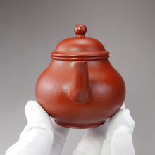 Load image into Gallery viewer, Fully Handmade Zhuni Pear Yixing Teapot by Huang Youming 黄友明全手工朱泥梨形壶 125ml
