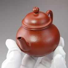 Load image into Gallery viewer, Fully Handmade Zhuni Pear Yixing Teapot by Huang Youming 黄友明全手工朱泥梨形壶 125ml
