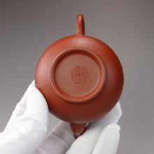 Load image into Gallery viewer, Fully Handmade Zhuni Pear Yixing Teapot by Huang Youming 黄友明全手工朱泥梨形壶 125ml
