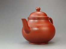 Load image into Gallery viewer, Fully Handmade Zhuni Pear Yixing Teapot by Huang Youming 黄友明全手工朱泥梨形壶 125ml
