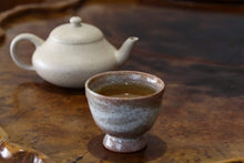 Load image into Gallery viewer, PRE-ORDER: Baiyuduan Pear Yixing Teapot 白玉段梨形壶 160ml
