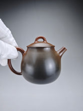 Load image into Gallery viewer, 145ml Oval Nixing Teapot with Yaobian No. 2 by Li Wenxin 李文新阴阳梨形
