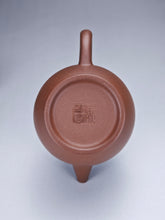 Load image into Gallery viewer, Lao Zini Tall Julun Yixing Teapot 老紫泥高巨轮珠 145ml
