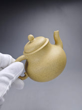 Load image into Gallery viewer, Benshan lüni Gourd Yixing Teapot 本山绿泥葫芦 200ml
