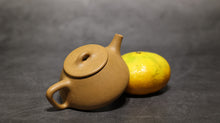 Load image into Gallery viewer, Huangjin Duan Little Shipiao Yixing Teapot 黄金段小平盖石瓢 105ml
