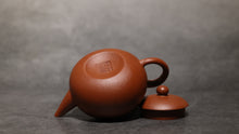 Load image into Gallery viewer, Zhuni Dahongpao Yinchun Shuiping Yixing Teapot 朱泥大红袍寅春水平 105ml
