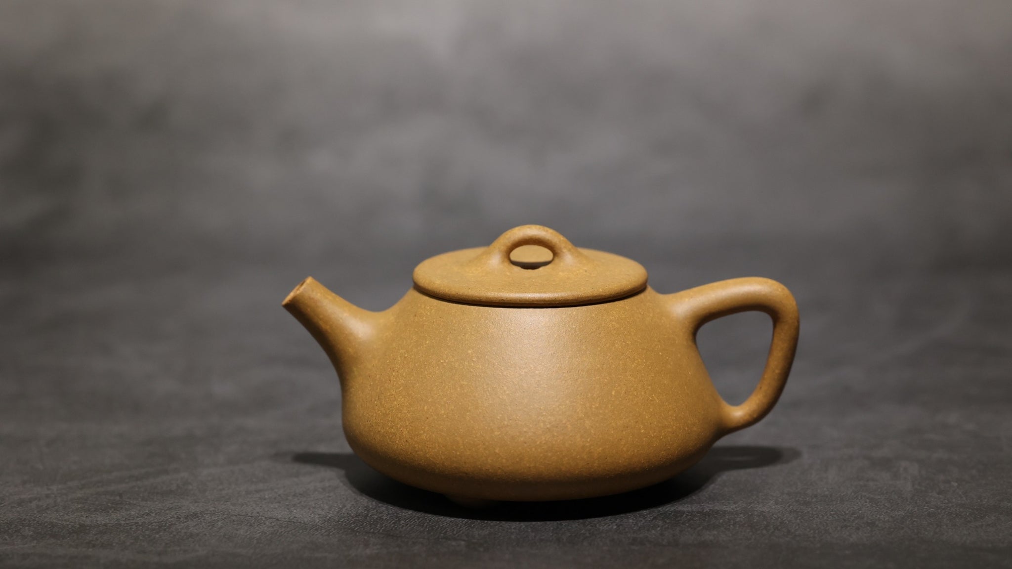 Huangjin Duan Little Shipiao Yixing Teapot 黄金段小平盖石瓢 105ml