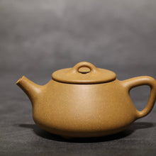 Load image into Gallery viewer, Huangjin Duan Little Shipiao Yixing Teapot 黄金段小平盖石瓢 105ml
