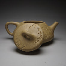 Load image into Gallery viewer, Benshan Lüni Shipiao Yixing Teapot with Carvings of Bamboo, 本山绿泥石瓢带刻绘 135ml
