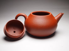 Load image into Gallery viewer, Zhuni Pear Shuiping Yixing Teapot, 朱泥梨式水平, 115ml

