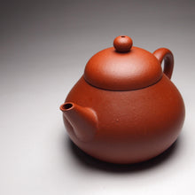 Load image into Gallery viewer, Zhuni Pear Shuiping Yixing Teapot, 朱泥梨式水平, 115ml
