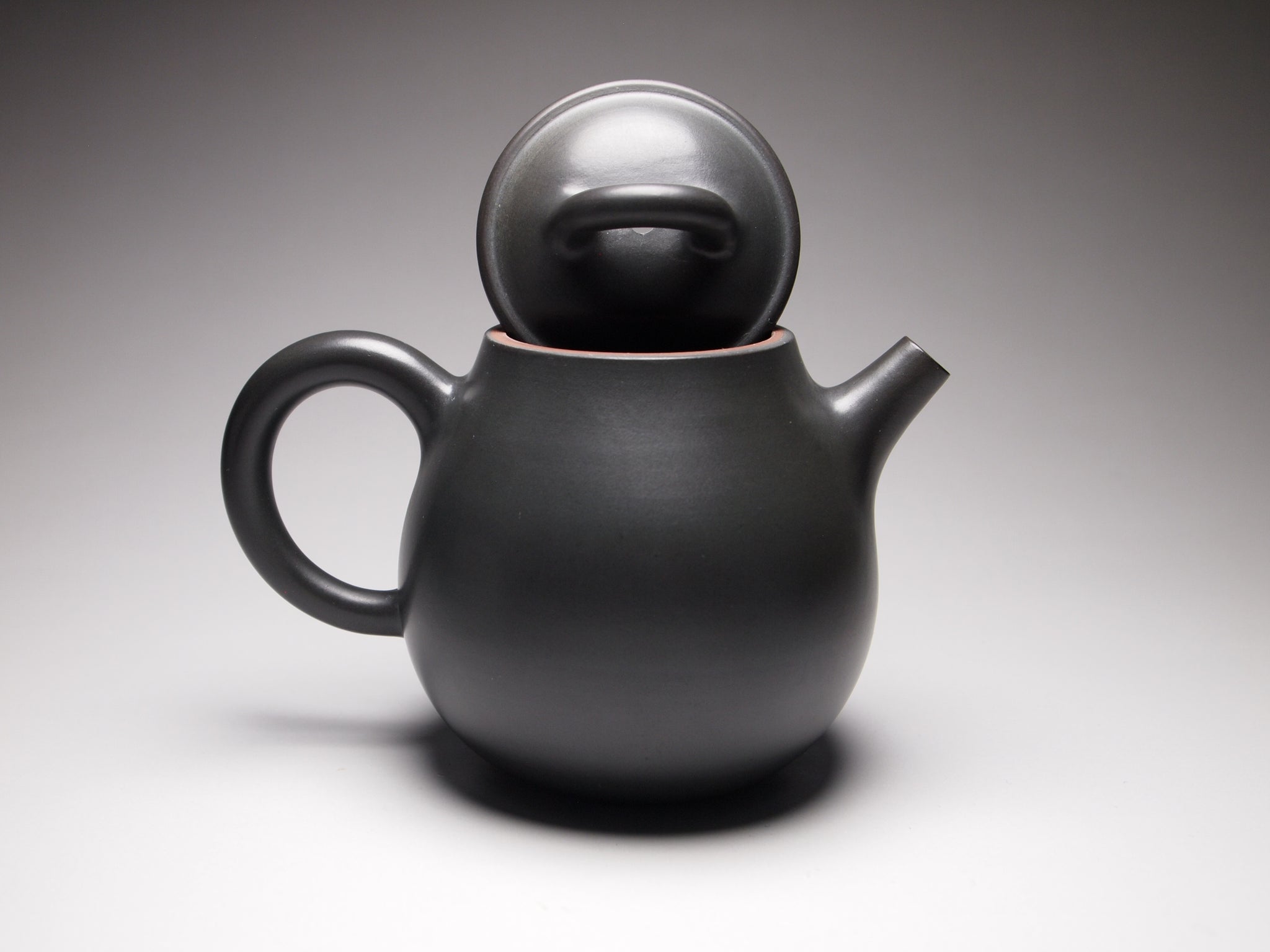 135ml Oval Teapot by Li Wenxin 李文新泥兴壶 – MudandLeaves