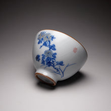Load image into Gallery viewer, 125ml Qinghua chrysanthemum Moon White Ruyao Teacup, 青花月白汝窑茶杯
