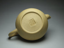 Load image into Gallery viewer, Benshan Lüni Huanglong Mountain No. 4th Mine Pear Yixing Teapot, 四号井本山绿泥梨形壶, 140ml
