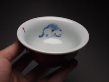Load image into Gallery viewer, 140ml Fanggu Jihong and Qinghua Cat Porcelain Teacup 青花霁红杯
