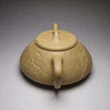 Load image into Gallery viewer, Benshan Lüni Shipiao Yixing Teapot with Carvings of Bamboo, 本山绿泥石瓢带刻绘 135ml

