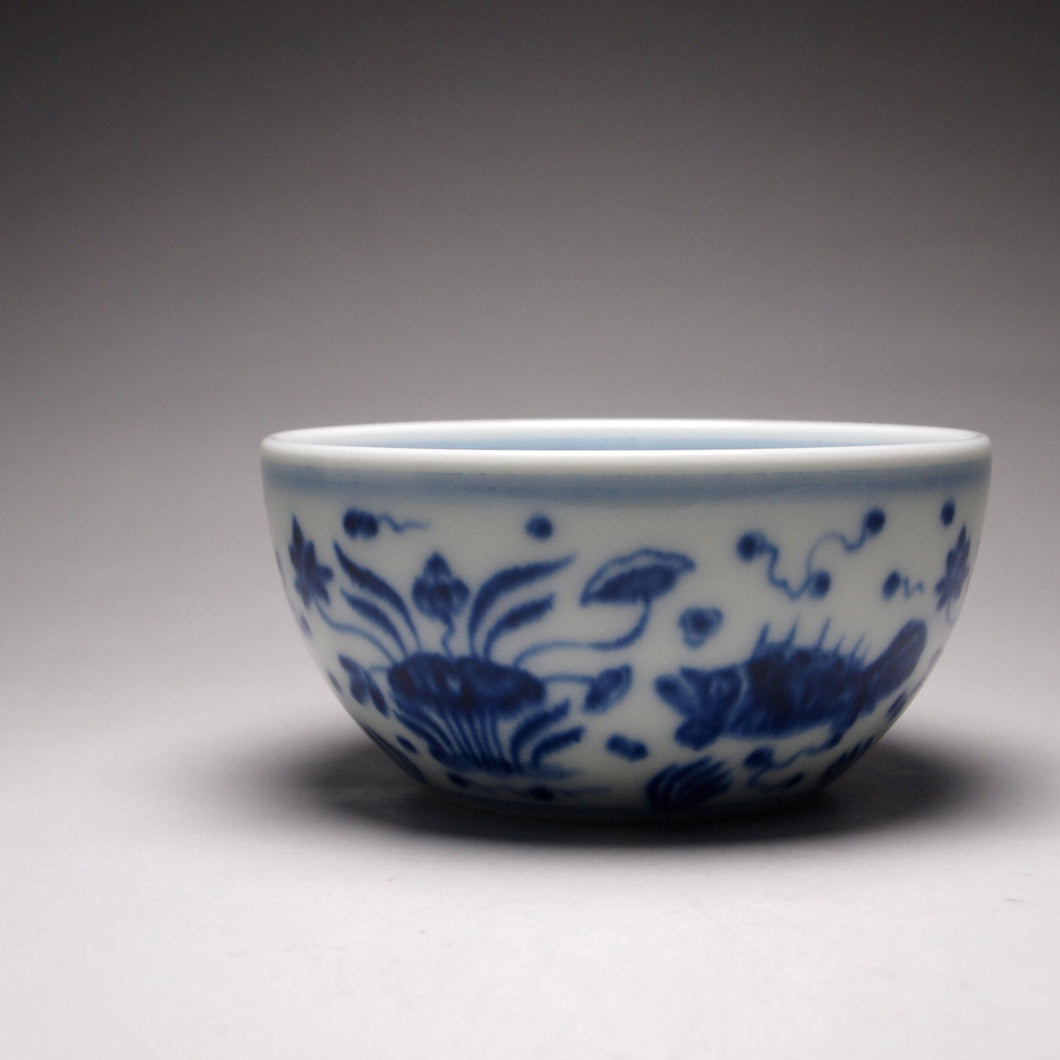 120ml Fish and the Sea Qinghua Fanggu Jingdezhen Porcelain Wozu Teacup, 耕隐青花鱼藻纹卧足杯