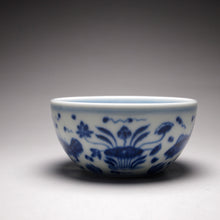 Load image into Gallery viewer, 120ml Fish and the Sea Qinghua Fanggu Jingdezhen Porcelain Wozu Teacup, 耕隐青花鱼藻纹卧足杯
