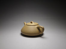 Load image into Gallery viewer, Benshan Lüni Ziye Shipiao Yixing Teapot 本山绿泥子冶石瓢 140ml
