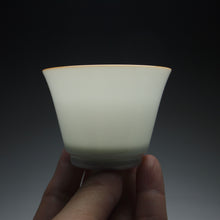 Load image into Gallery viewer, 65ml Horseshoe Shape Tianbai Jingdezhen Porcelain Teacup with brown rim 甜白马蹄杯
