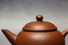Load image into Gallery viewer, Zhuni Dahongpao Little Shuiping Yixing Teapot, 朱泥大红袍小水平, 90ml
