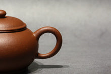Load image into Gallery viewer, Zhuni Dahongpao Shuiping Yixing Teapot, 朱泥大红袍扁水平, 130ml
