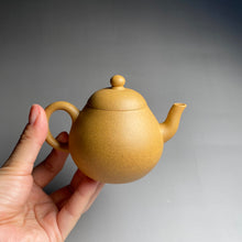Load image into Gallery viewer, Huangjin Duan Pear Yixing Teapot, 黄金段梨形壶, 165ml
