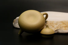 Load image into Gallery viewer, Benshan Lüni Mellon Yixing Teapot, 本山绿泥匏瓜, 140ml
