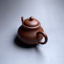 Load image into Gallery viewer, Jiangponi Bale Shuiping Yixing Teapot, 降坡泥芭乐水平壶, 165ml
