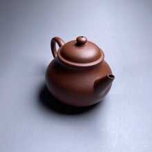 Load image into Gallery viewer, Jiangponi Bale Shuiping Yixing Teapot, 降坡泥芭乐水平壶, 165ml
