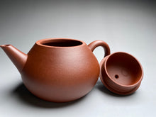 Load image into Gallery viewer, Xiao Hongni Pear Shuiping Yixing Teapot, 小红泥梨式水平, 125ml
