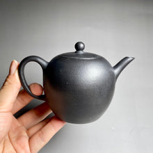 Load image into Gallery viewer, Heini (Wuhui Zhuni) Meirenjian Yixing Teapot, 焐灰朱泥美人肩壶, 180ml
