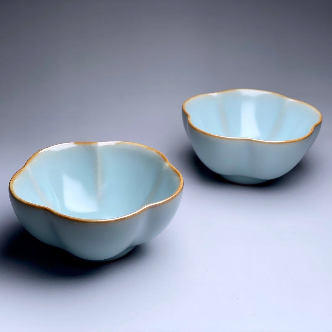 Pair of Matching 75ml Five-Lobed Azure Ruyao Teacups, 天青汝窑茶杯