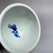 Load image into Gallery viewer, 105ml Qinghua Children Playing the Blindfold Game Fanggu Jingdezhen Porcelain Teacup,  仿古全手工青花童趣缸杯
