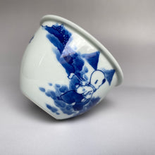 Load image into Gallery viewer, 105ml Qinghua Children Playing the Blindfold Game Fanggu Jingdezhen Porcelain Teacup,  仿古全手工青花童趣缸杯
