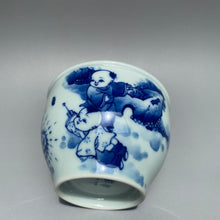 Load image into Gallery viewer, 90ml Qinghua Children Lighting Firecrackers Fanggu Jingdezhen Porcelain Teacup,    仿古全手工青花童趣福寿杯
