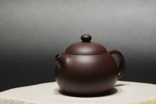 Load image into Gallery viewer, Lao Zini HuangYingchun Xishi Yixing Teapot, 老紫泥黄寅春款西施,125ml
