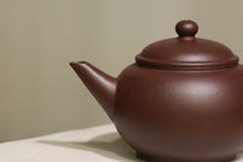 Load image into Gallery viewer, Lao Zini Little Shuiping Yixing Teapot 老紫泥水平 90ml
