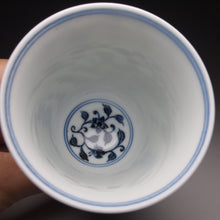 Load image into Gallery viewer, 100ml Tall Qinghua Flowers Fanggu Porcelain Teacup 耕隐闻香杯
